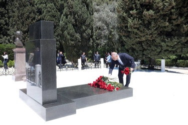 Suraxanı RİH kollektivi  Fəxri xiyabanda Ulu Öndər Heydər Əliyevin məzarını ziyarət edib