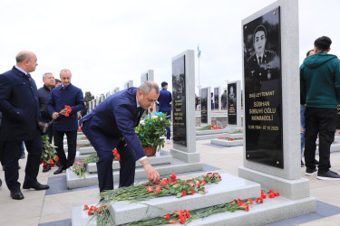 Suraxanı Rayon İcra Hakimiyyətinin başçısı Adil Əliyev, müavinləri və şöbə müdirləri 27 sentyabr - Anım Günü ilə əlaqədar Fəxri Xiyabanda Şəhidlərin məzarını ziyarət edərək gül dəstələri düzüb, onların əziz xatirəsini ehtiramla yad ediblər