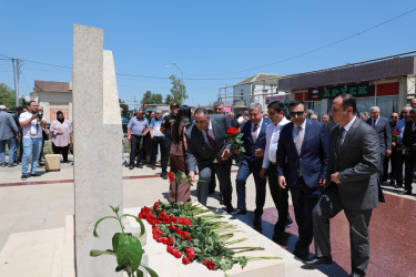 Suraxanı rayonunda Heydər Əliyevin hakimiyyətə birinci gəlişinin 56-cı ildönümü münasibətilə Suraxanı rayonu, Yeni Suraxanı qəsəbəsi, 14 İyul küçəsində Ulu öndərin siyasi hakimiyyətə gəlişini əks etdirən Xatirə kompleksi ziyarət olunub.