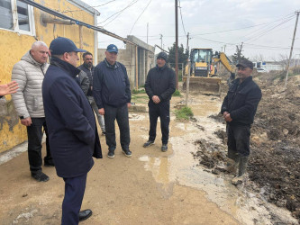 Suraxanı Rayon İcra Hakimiyyətinin başcısı Adil Əliyev rayon ərazisində su basmış ərazilərə baxış keçirdi