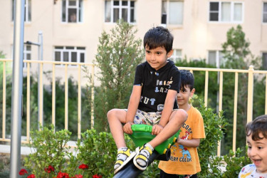 “Bizim həyət” layihəsi çərçivəsində yenilənmiş növbəti həyət sakinlərin istifadəsinə verilib