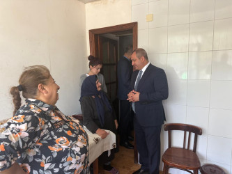 Mayın 18-də Suraxanı Rayon İcra Hakimiyyətinin başçısı Adil Əliyev vətəndaş qəbulunda sakinlərin yaşayış binasının təmiri ilə bağlı qaldırdıqları müraciət əsasında Qaraçuxur qəsəbəsi, Zaur Şərifov küçəsi 24 ünvanında yerləşən yataqxana binasına baxış keçirib.