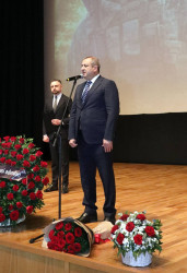 Suraxanı Rayon İcra Hakimiyyətinin başçısı Adil Əliyev Nizami Kino Mərkəzində “Şəhid Analarına Dəstək” İctimai Birliyinin təşkilatçılığı ilə şəhid Zakir Cəfərovun anadan olmasının 30 illiyinə həsr olunmuş “Zakirin essesi” sənədli filminin təqdimat mərasimində iştirak edib