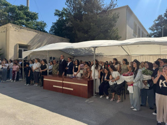 Bu gün ümumtəhsil müəssisələrində “Son zəng” çalınıb Bu münasibətlə Suraxanı rayonunun bütün məktəblərində “Son zəng” tədbirlərində Rayon İcra Hakimiyyəti başçısı Aparatının, qəsəbə inzibati ərazi dairələri üzrə nümayəndəliklərin və bələdiyyələrin məsul əməkdaşları iştirak edərək Rayon İcra Hakimiyyəti başçısının təbriklərini çatdırıblar.