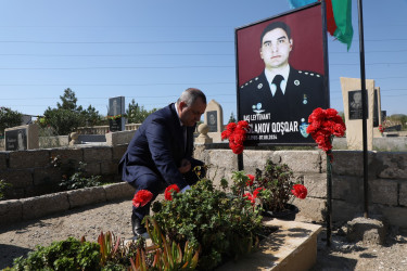 Suraxanı Rayon İcra Hakimiyyətinin başçısı Adil Əliyev və müavinləri Yeni Suraxanı, Binə, Hövsan, Zığ, Sabunçu və Qala qəsəbələrində vətənimizin müstəqilliyi və ərazi bütövlüyü uğrunda canlarını fəda etmiş şəhidlərimizin məzarlarını ziyarət ediblər