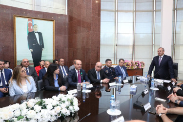 Suraxanı Rayon İcra Hakimiyyətinin təşkilatçılığı ilə 23 İyun - Dövlət Qulluqçularının Peşə Bayramı qeyd edilib. Tədbirdə Rayon İcra Hakimiyyətinin başçısı Adil Əliyev, YAP Suraxanı Rayon Təşkilatının sədri Vüqar Seyidov, rayonun hüquq-mühafizə orqanlarının rəhbərləri, RİHB-nin müavinləri, rayonun dövlət qulluqçuları iştirak ediblər