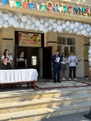 Bu gün ümumtəhsil müəssisələrində “Son zəng” çalınıb Bu münasibətlə Suraxanı rayonunun bütün məktəblərində “Son zəng” tədbirlərində Rayon İcra Hakimiyyəti başçısı Aparatının, qəsəbə inzibati ərazi dairələri üzrə nümayəndəliklərin və bələdiyyələrin məsul əməkdaşları iştirak edərək Rayon İcra Hakimiyyəti başçısının təbriklərini çatdırıblar.
