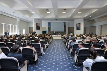 Sentyabrın 10-da Suraxanı Rayon İcra Hakimiyyətinin başçısı Adil Əliyev Bülbülə qəsəbəsində yerləşən 327 saylı tam orta məktəbdə sakinlərlə səyyar görüş keçirib