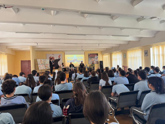 Suraxanı rayonunda növbəti dəfə "Narkomaniyaya qarşı mübarizə" mövzusunda maarifləndirici tədbirlər Hövsan qəsəbəsində yerləşən 76 №-li və Qaraçuxur qəsəbəsində 282 №-li  tam orta ümumtəhsil məktəblərində keçirilib